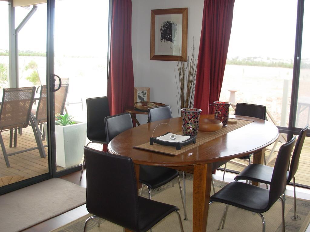 Linger Longer Cottages Port Elliot Room photo